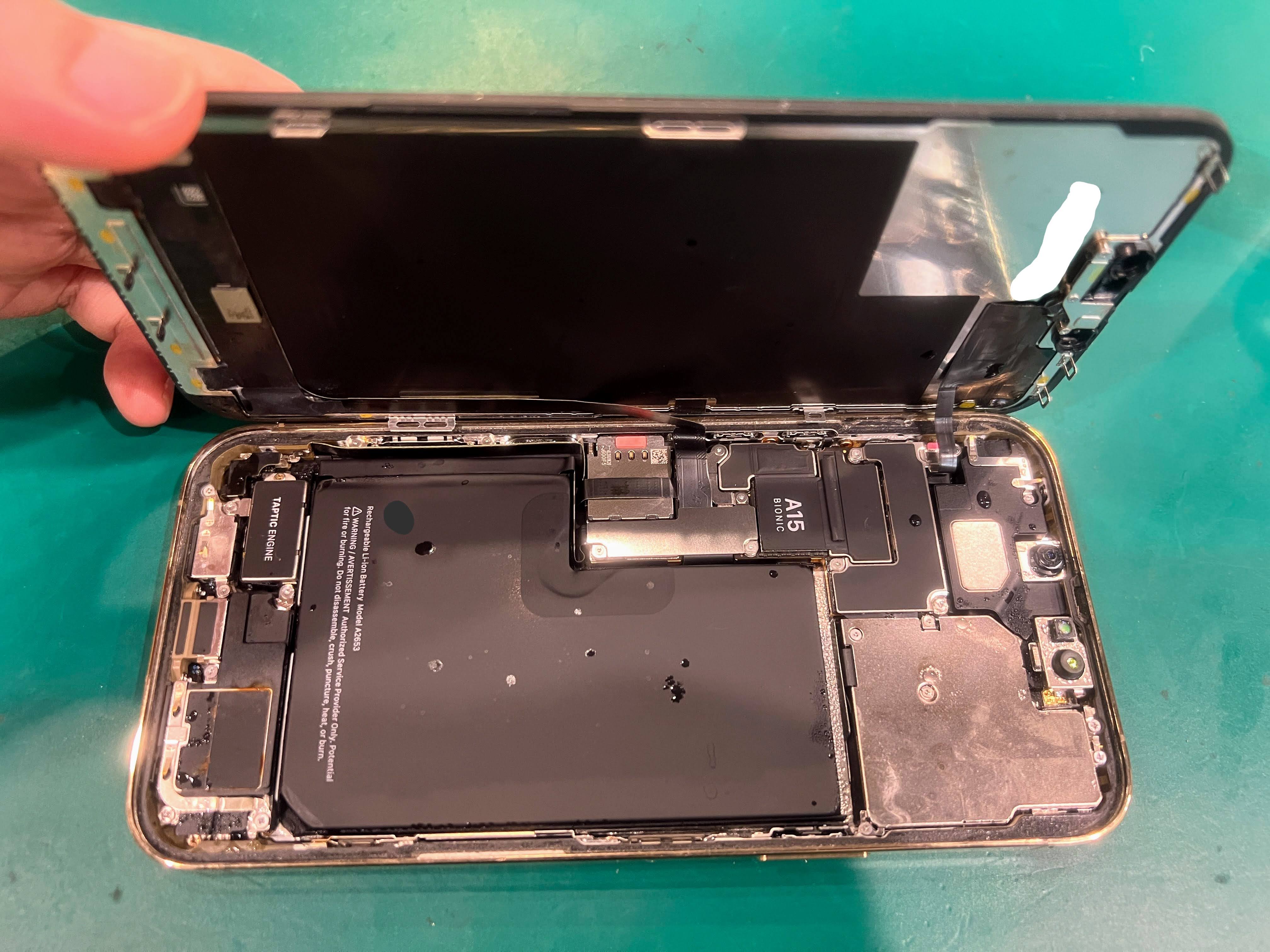iPhone13ProMax（アイフォン）水没復旧＆画面交換！データ救出に成功【スマホ修理工房ペリエ千葉店】