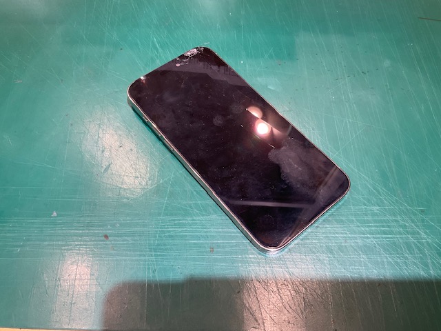 iPhone 14 (アイフォン）　画面が割れて表示が緑色に！液晶パネル交換修理　スマホ修理工房イオン北浦和店