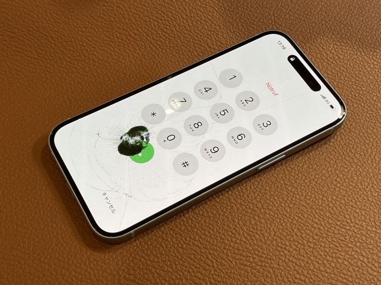 画面が割れてしまったiPhone15（アイフォン）の修理を承りました！