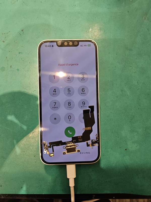 水に濡れて充電できなくなってしまったiPhone16eの修理致しました【スマホ修理工房北千住マルイ店】