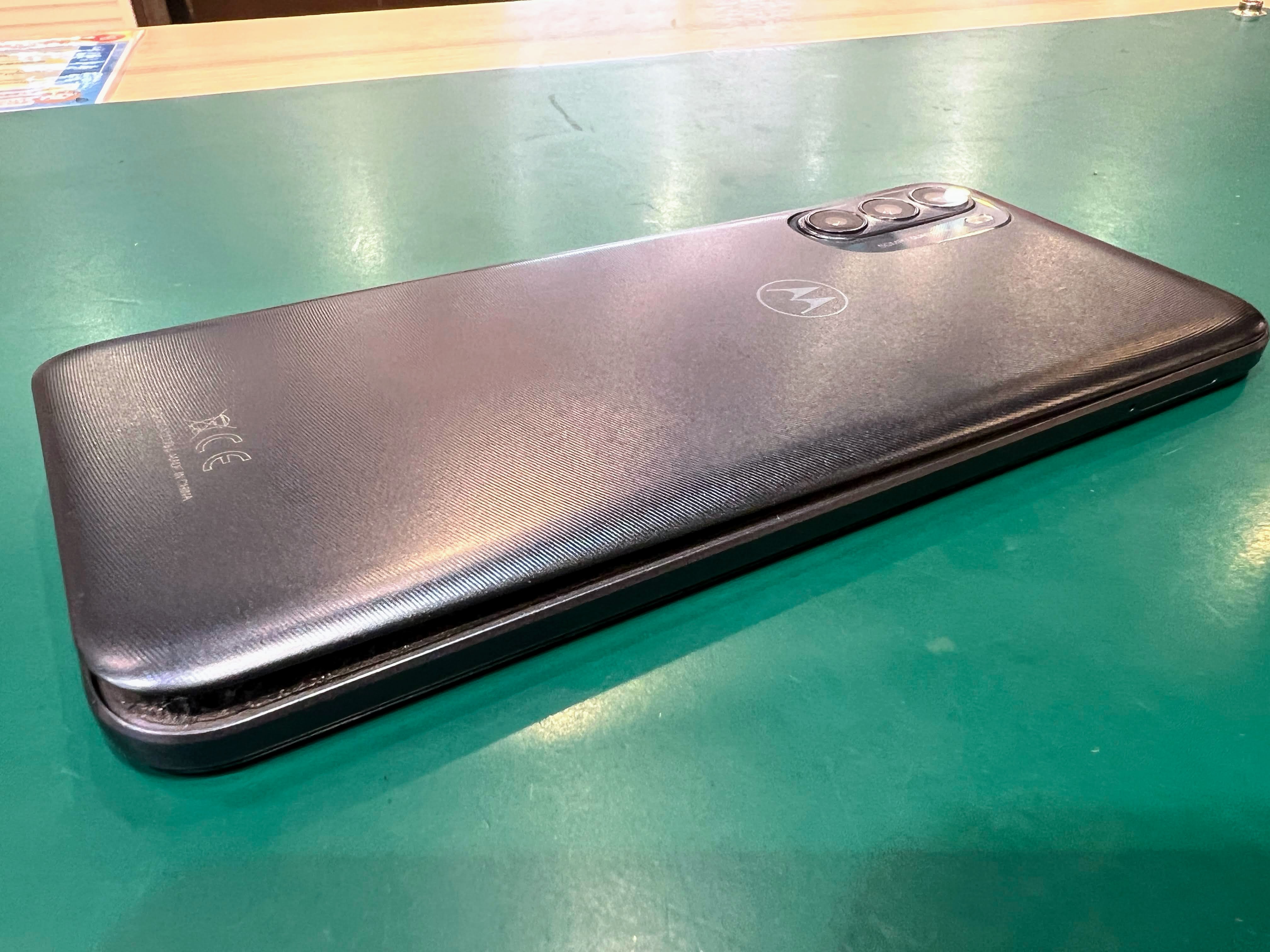 MOTOROLA moto g31（モトローラ モト g31）バッテリー交換！膨張で背面浮きも60分で解消