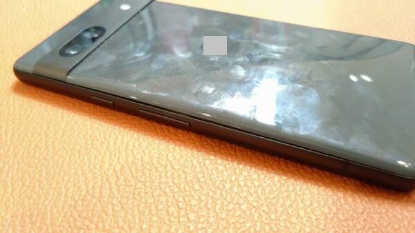 バッテリー膨張で背面が浮いているGooglePixel7a(グーグルピクセル)バッテリー交換を行いました!