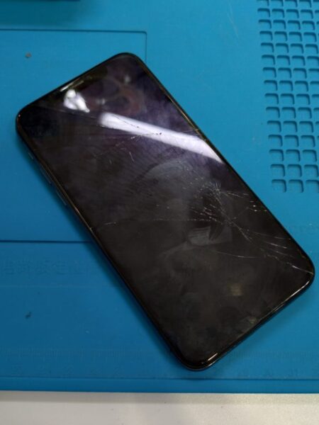iPhone X（アイフォン）ぶつけた時に画面が割れた！？当店なら即日修理できます！