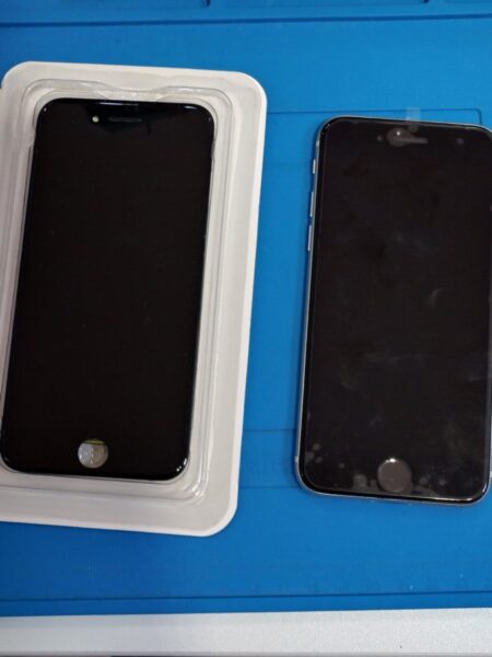 iPhone SE2(アイフォン）画面に細かい横線が！？修理いたします！