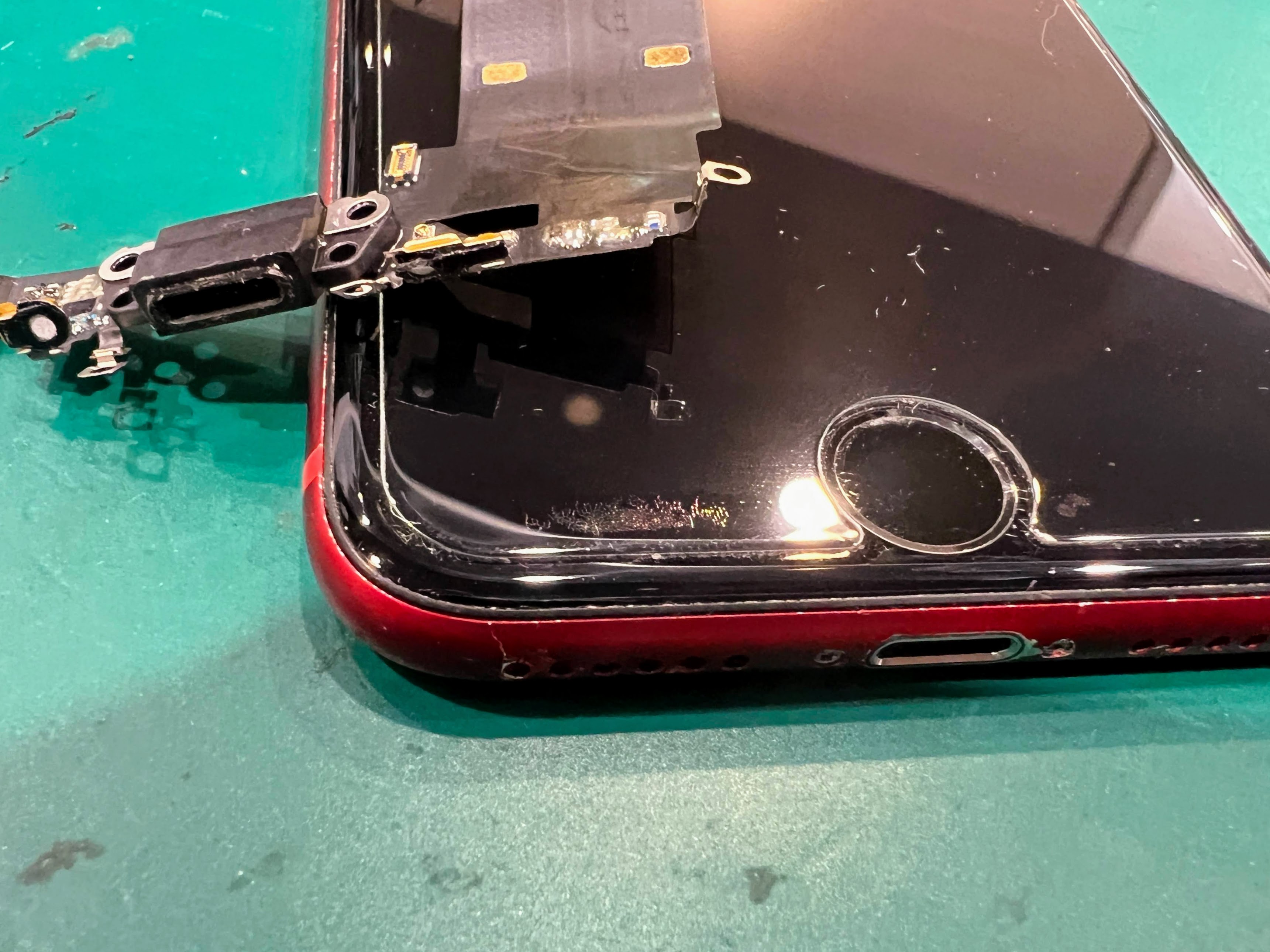 iPhone8（アイフォン）充電コネクタ＆バッテリー交換！90分で復活【スマホ修理工房ペリエ千葉店】