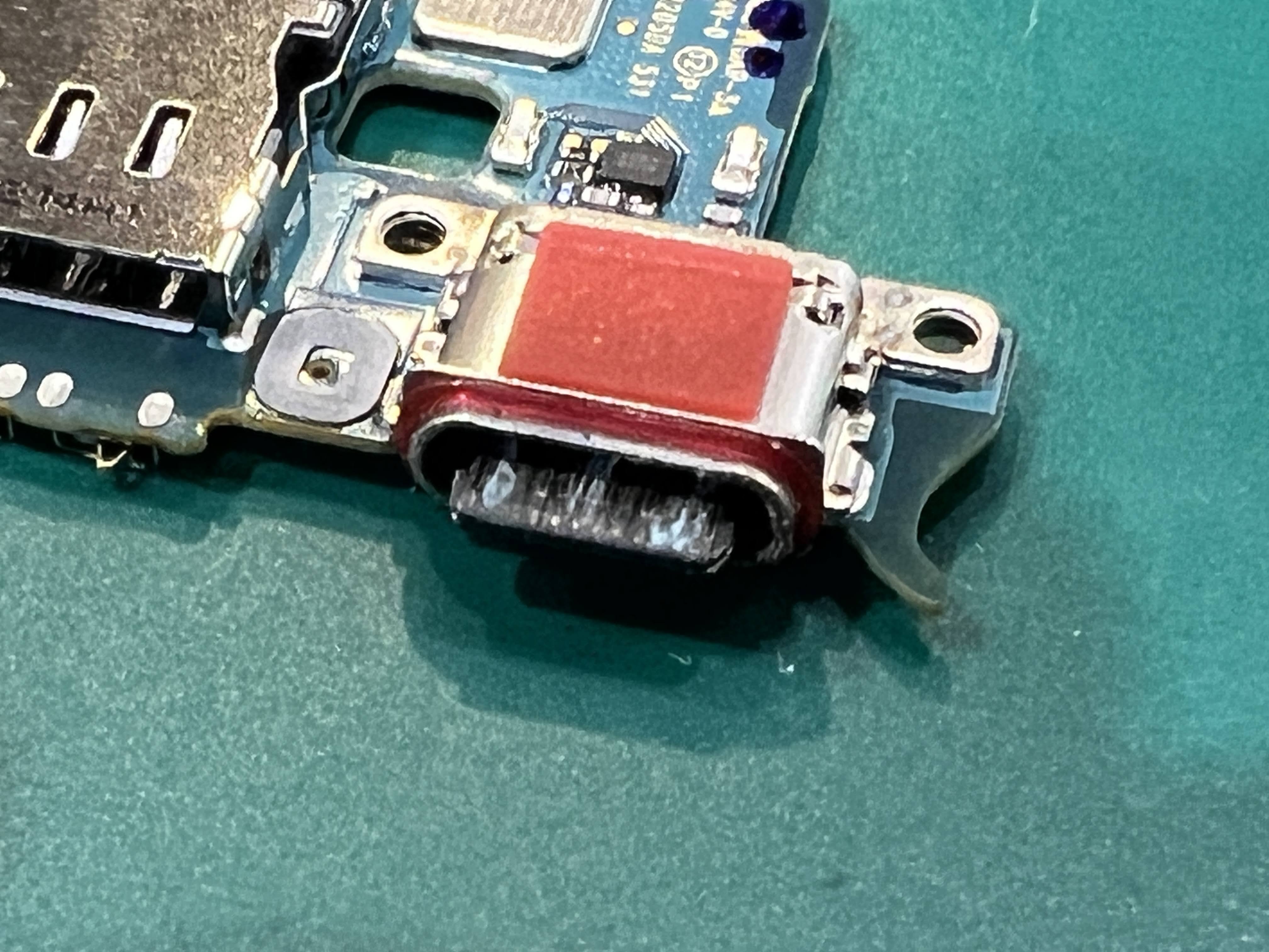 Galaxy S22(ギャラクシー)の充電ができない…水濡れで腐食した充電コネクタを交換【スマホ修理工房 ペリエ千葉店】