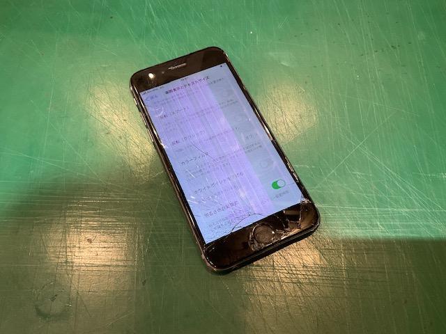iPhone 6s (アイフォン）　画面割れで液晶表示がおかしくなった！液晶パネル交換修理　スマホ修理工房イオン北浦和店
