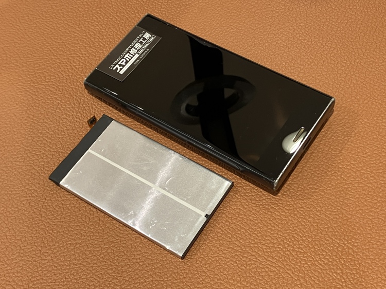 バッテリーが膨らんだXperiaXZ1Compact（エクスペリア）の修理を承りました