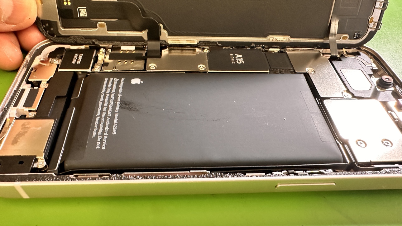 iPhone13（アイフォン1３）バッテリー膨張によるバッテリー交換【中央林間店】
