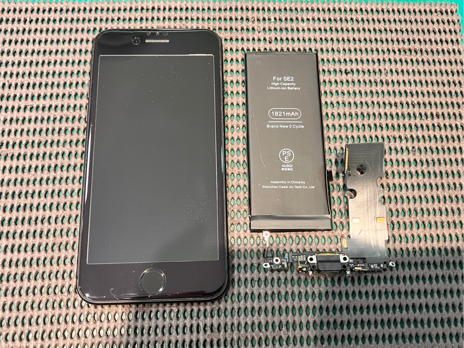 iPhoneSE2のバッテリーと充電口交換を行いました! -スマホ修理工房浦和パルコ店-