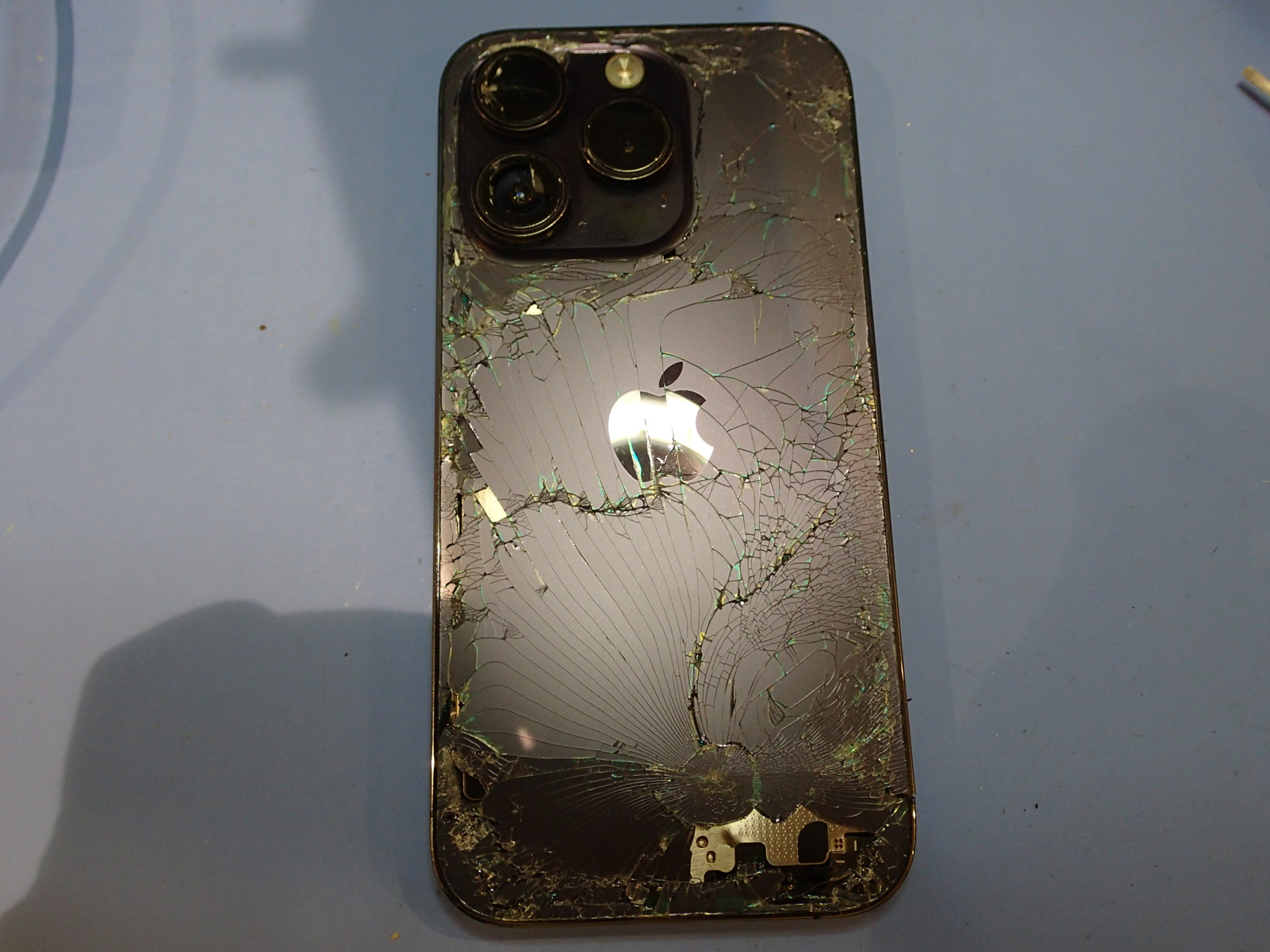 足立区よりiPhoneの背面のガラス割れ【スマホ修理工房フレスポ八潮店】