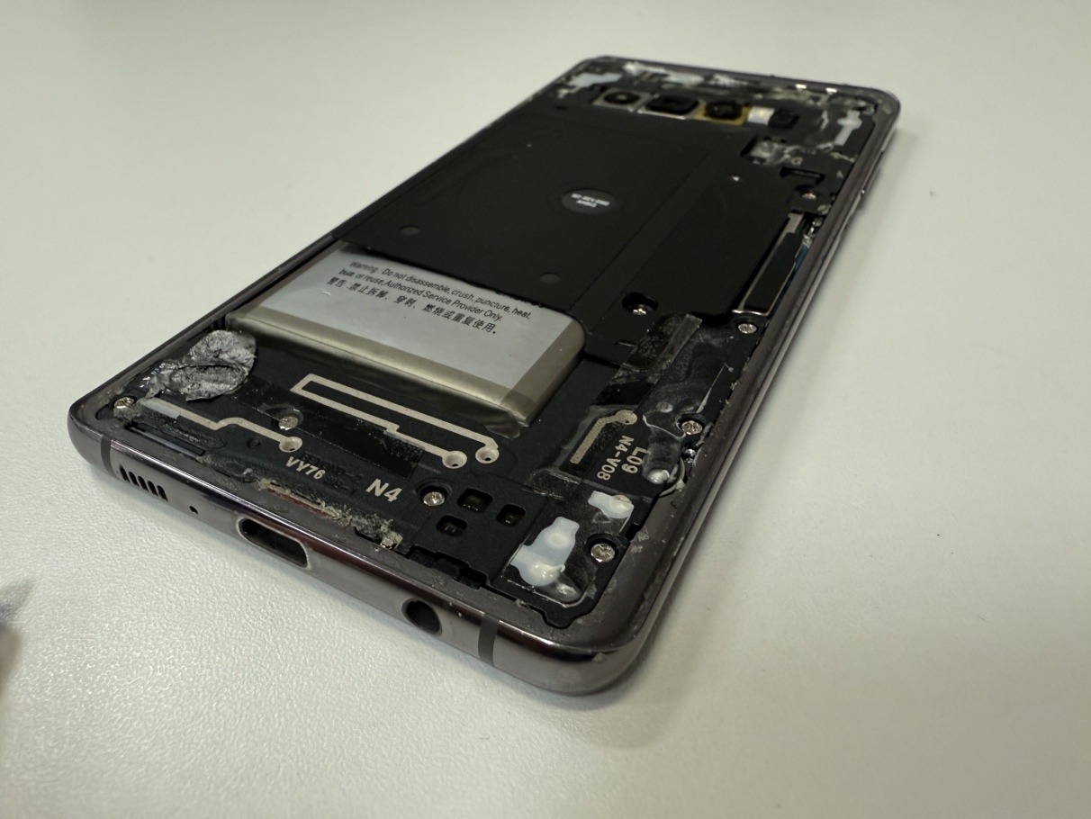 バッテリーが膨張して背面が取れたGalaxy S10も修理可能です！