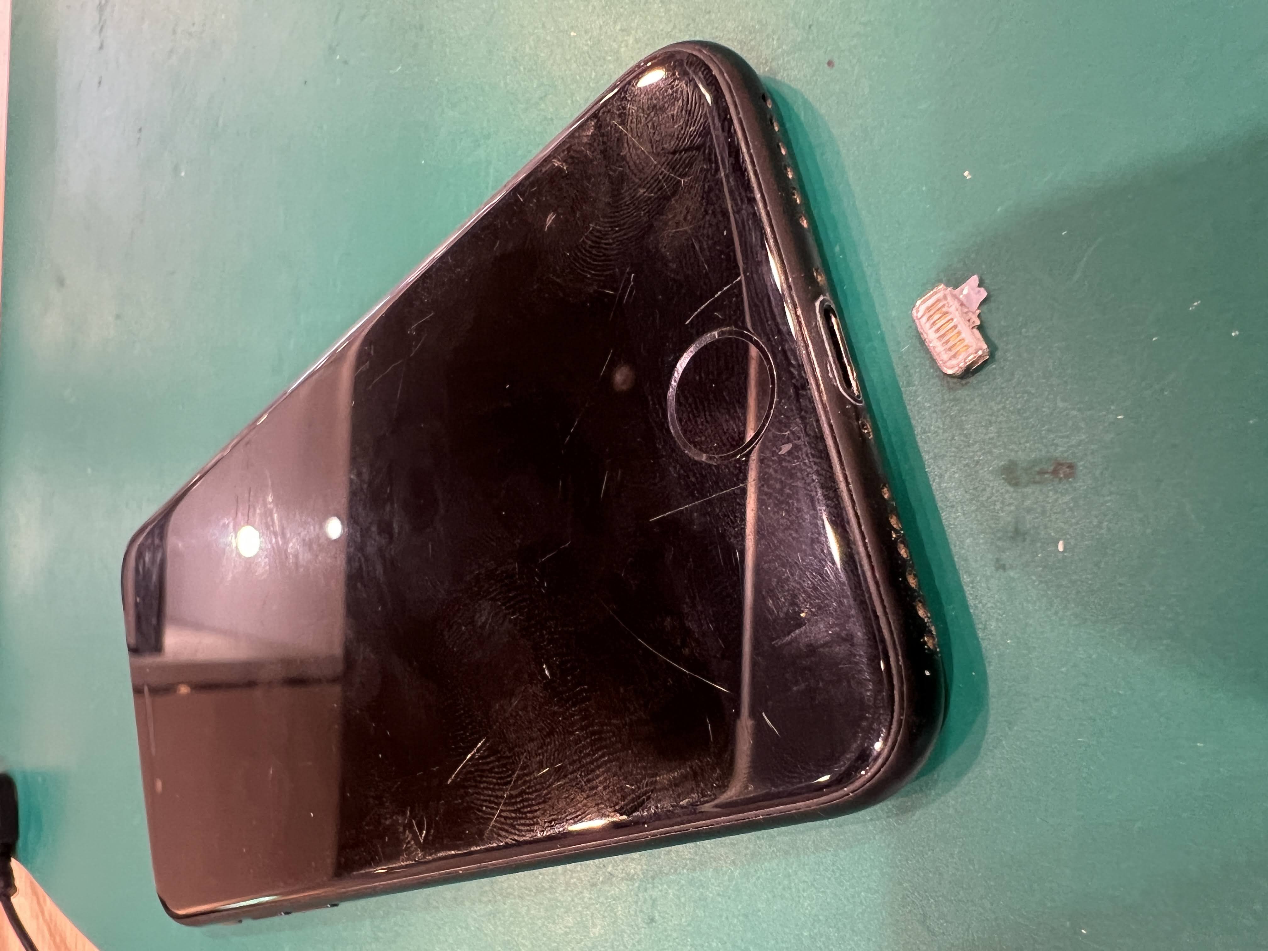 iPhoneSE2（アイフォン）充電コネクタにLightningケーブルの先端が残った！焦らずにお持ち込み下さい！