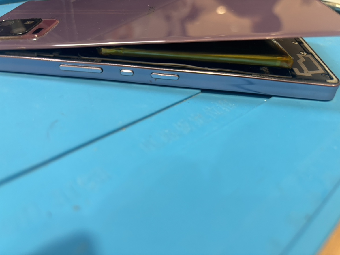 バッテリーの膨張したAQUOSZERO6のバッテリー交換承りました！！