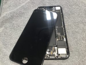 iPhoneSE2の画面交換ならデータそのまま・最短即日修理のスマホ修理工房ラザウォーク甲斐双葉店へ！