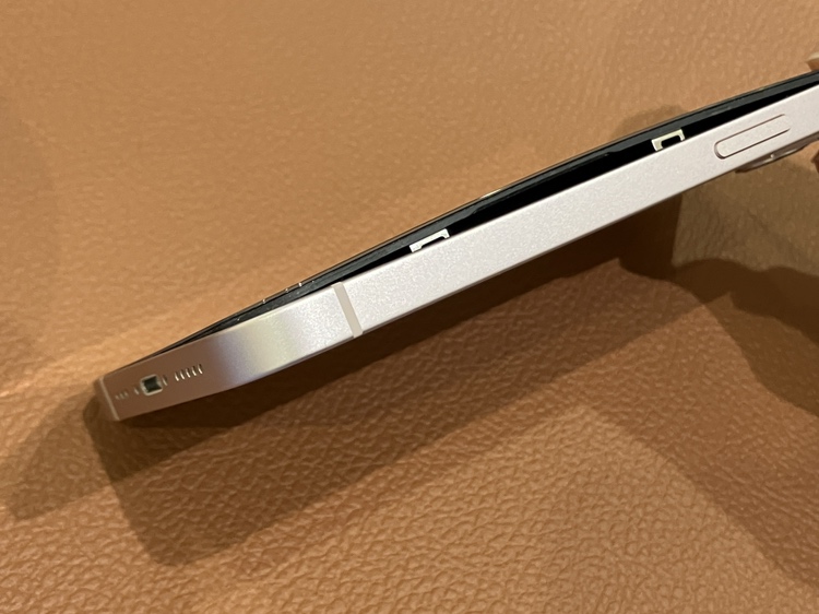 バッテリーが膨らんでいるiPhone13（アイフォン）バッテリー交換を行いました