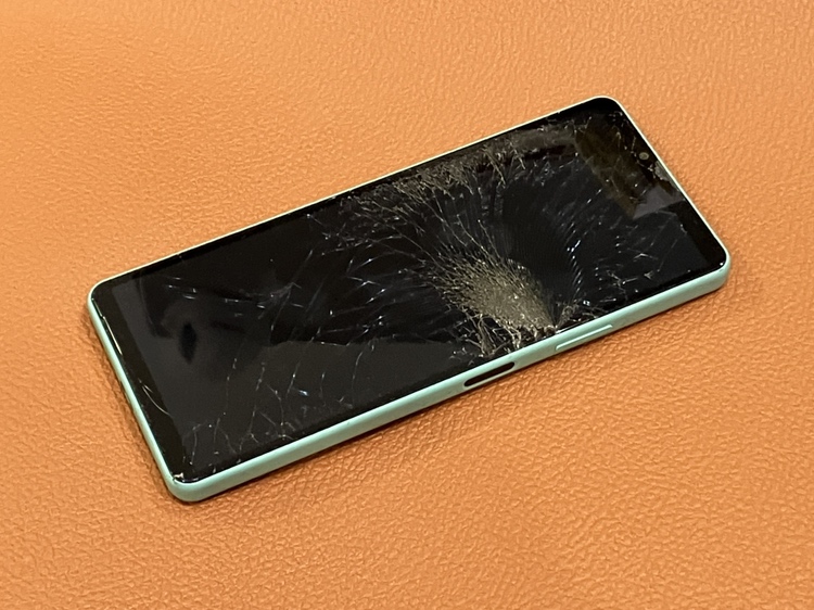 画面がバキバキに…Xperia10IV（エクスペリア）の画面交換修理を承りました