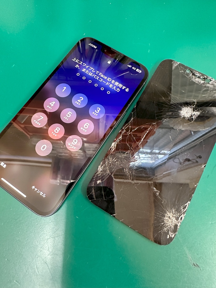画面が割れて液晶も漏れてしまいタッチも一部効かなくても修理できます【スマホ修理工房熊谷店】