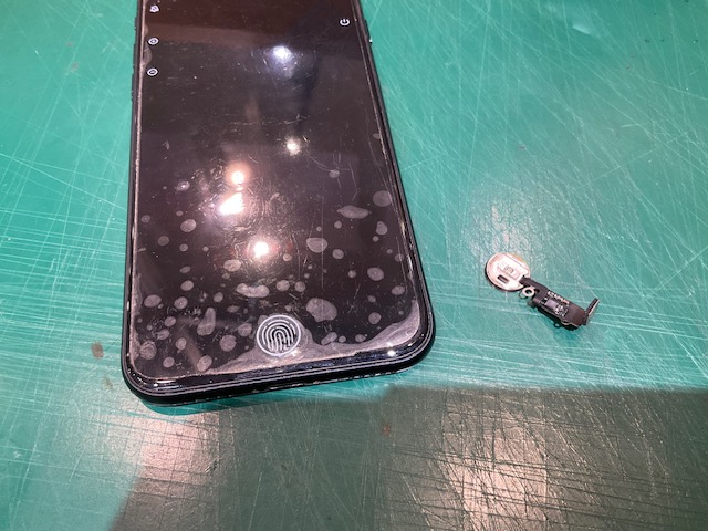 【iPhone SE3】　ホームボタンがいきなり反応しなくなってしまった！　ホームボタン交換修理　スマホ修理工房イオン北浦和店