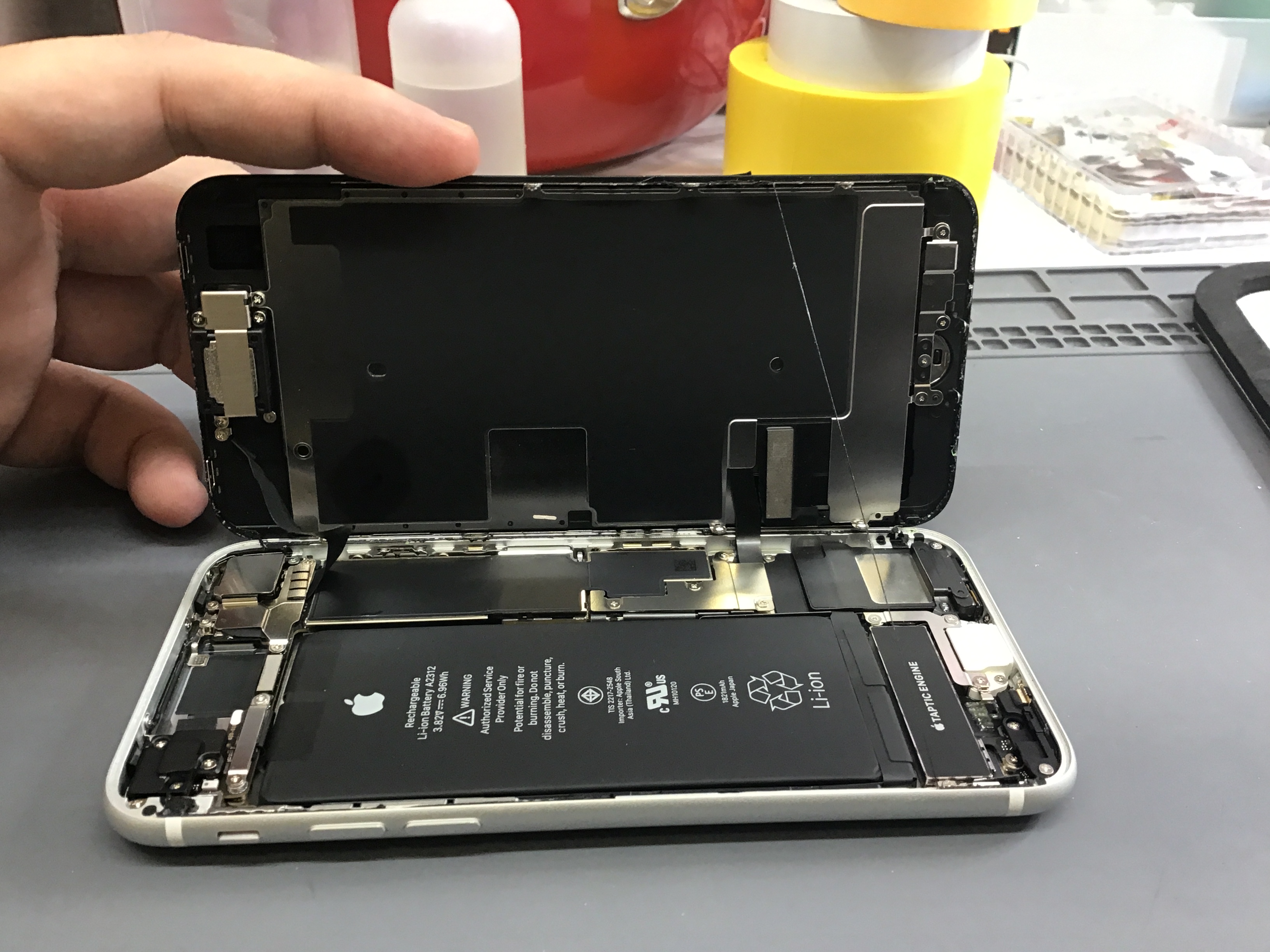iPhoneSE2のバッテリー交換は、データそのまま・即日修理のスマホ修理工房京王聖蹟桜ヶ丘ショッピングセンターB館店へ！
