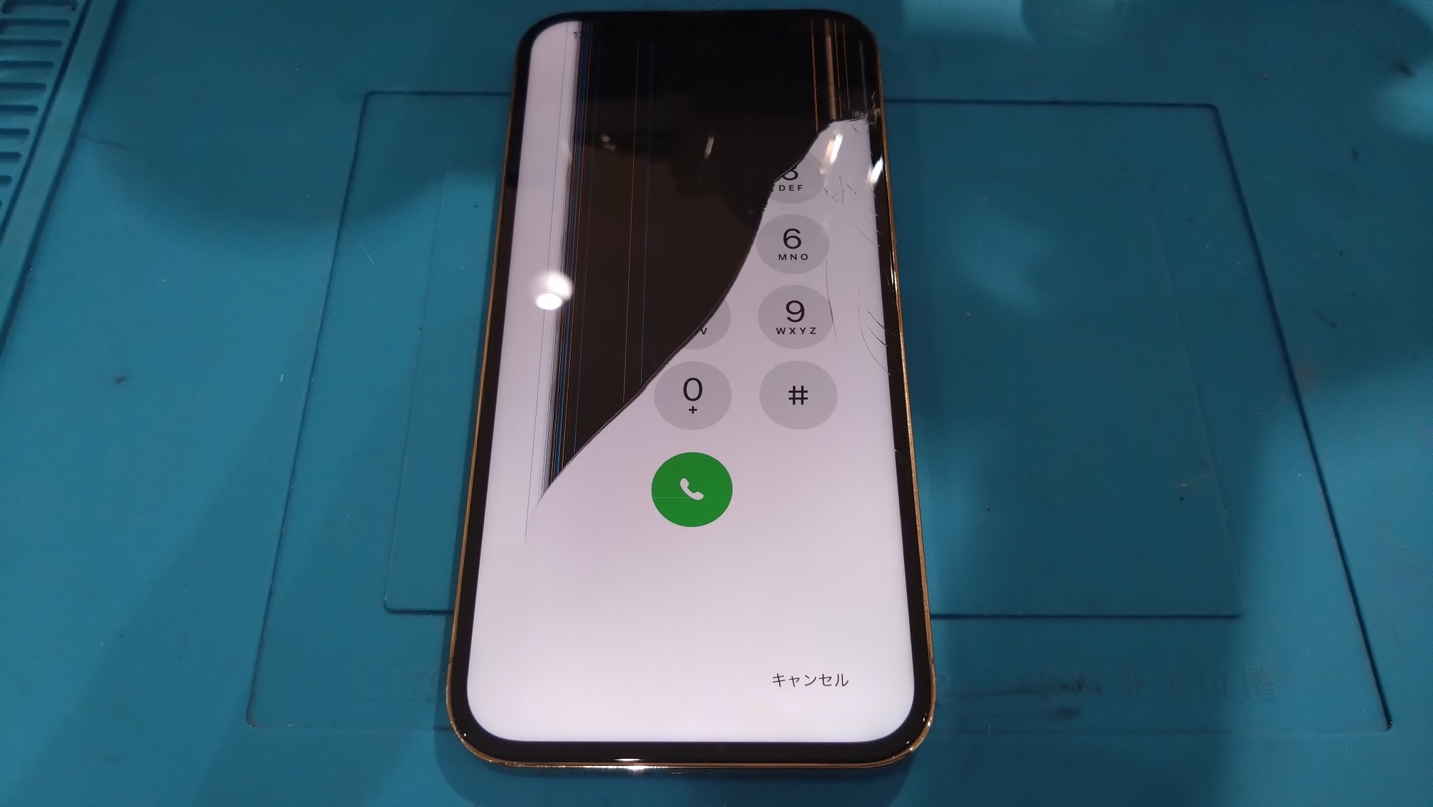 画面が割れ、液晶不良が起きているiPhone13promax（アイフォン）バッテリー交換を行いました