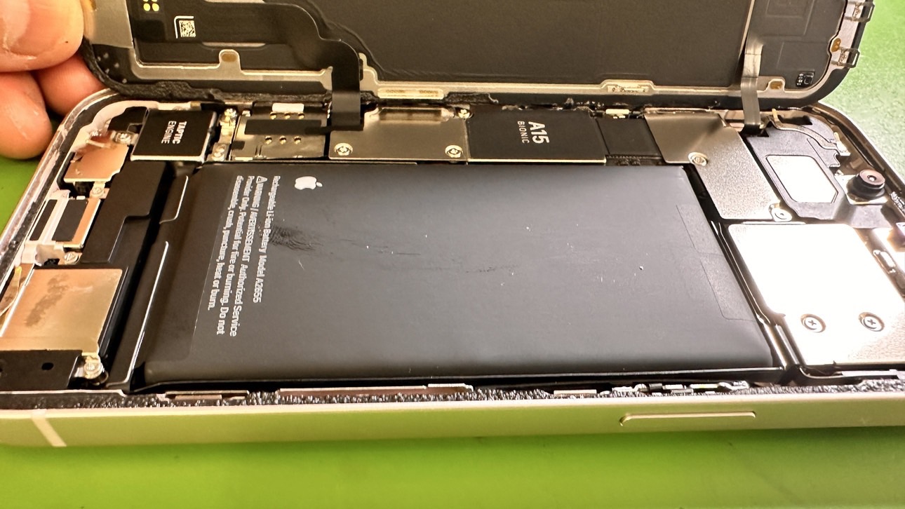 iPhone13(アイフォン13)バッテリー膨張による電池交換【登戸・向ケ丘遊園店】