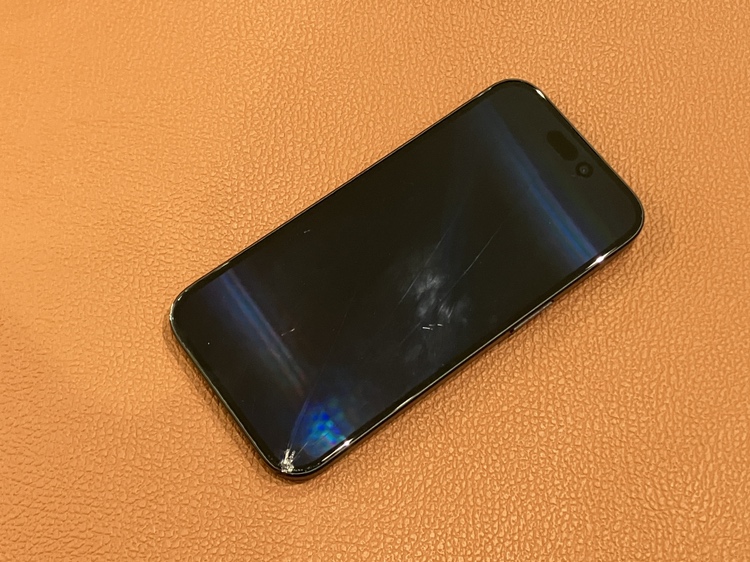 落して画面が割れてしまった😥iPhone15（アイフォン）の画面修理を承りました！