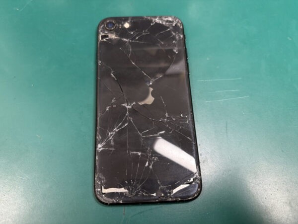 iPhoneSE2（アイフォン）の背面割れ修理に対応しております！