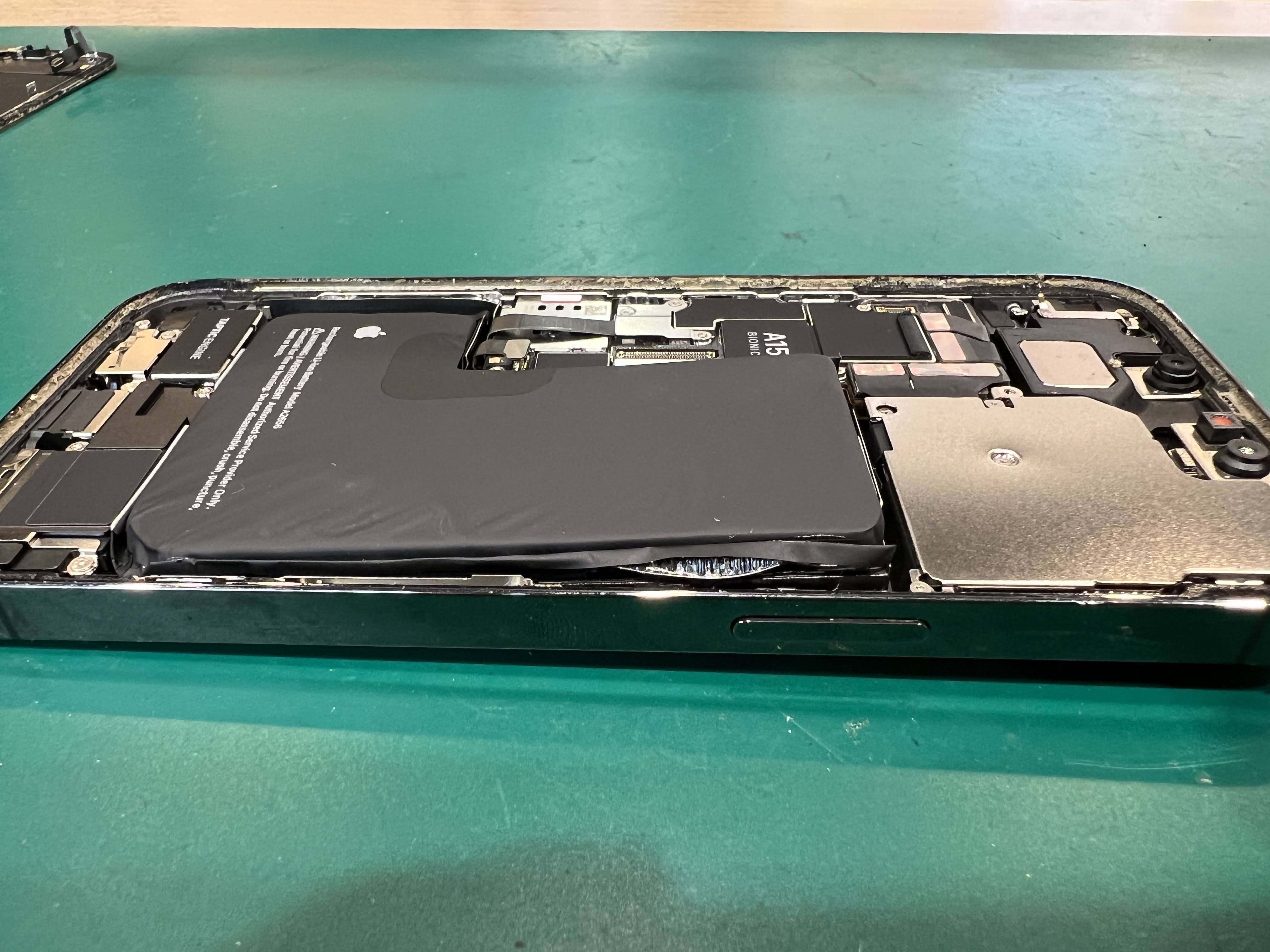 iPhone 13Pro（アイフォン13プロ）バッテリー交換！最短40分で電池持ち復活【スマホ修理工房ペリエ千葉店】