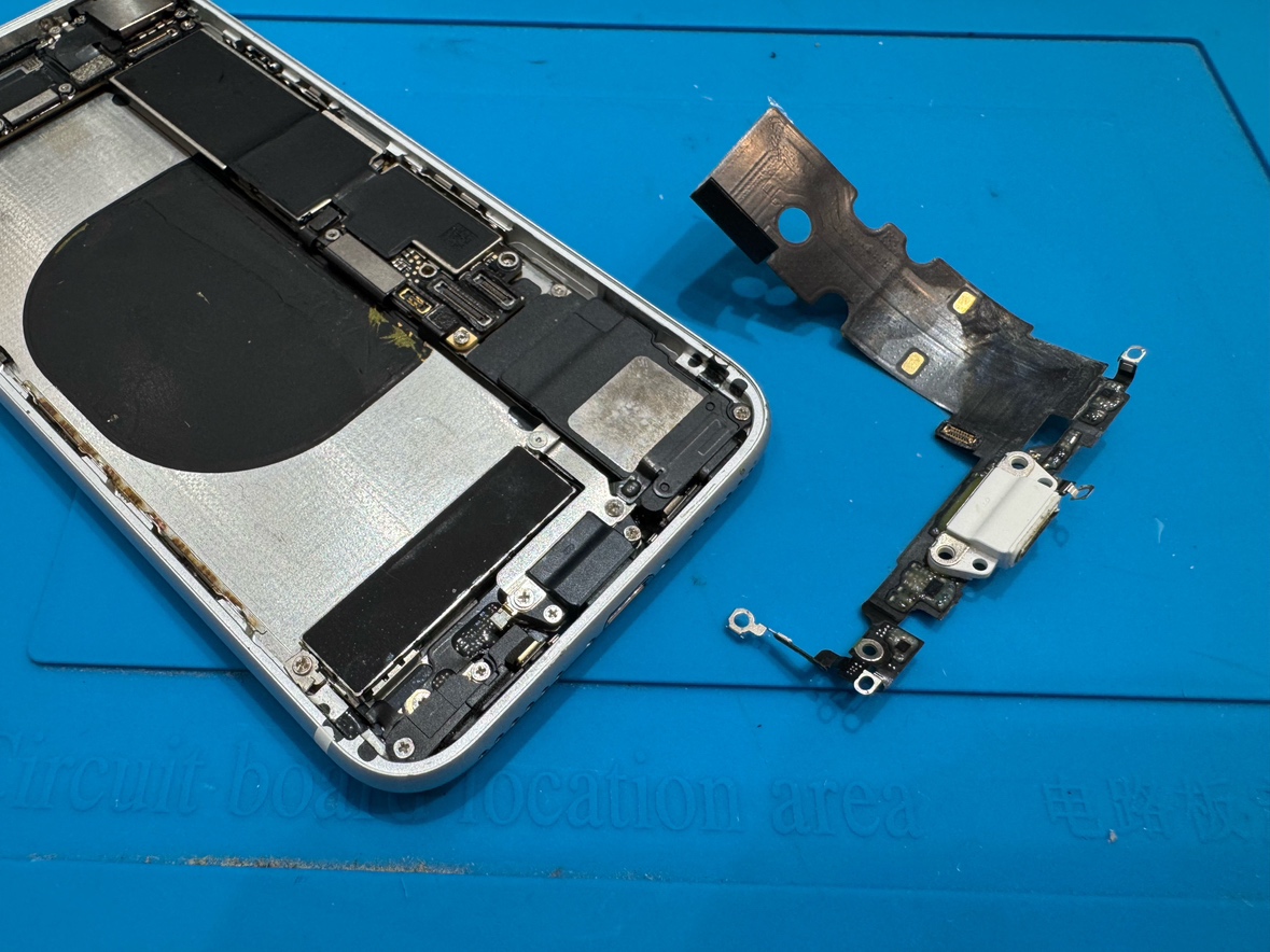 iPhoneSE2（アイフォンSE２）の充電口（ドッグコネクタ）交換をいたしました。【スマホ修理工房池袋P‘パルコ店】