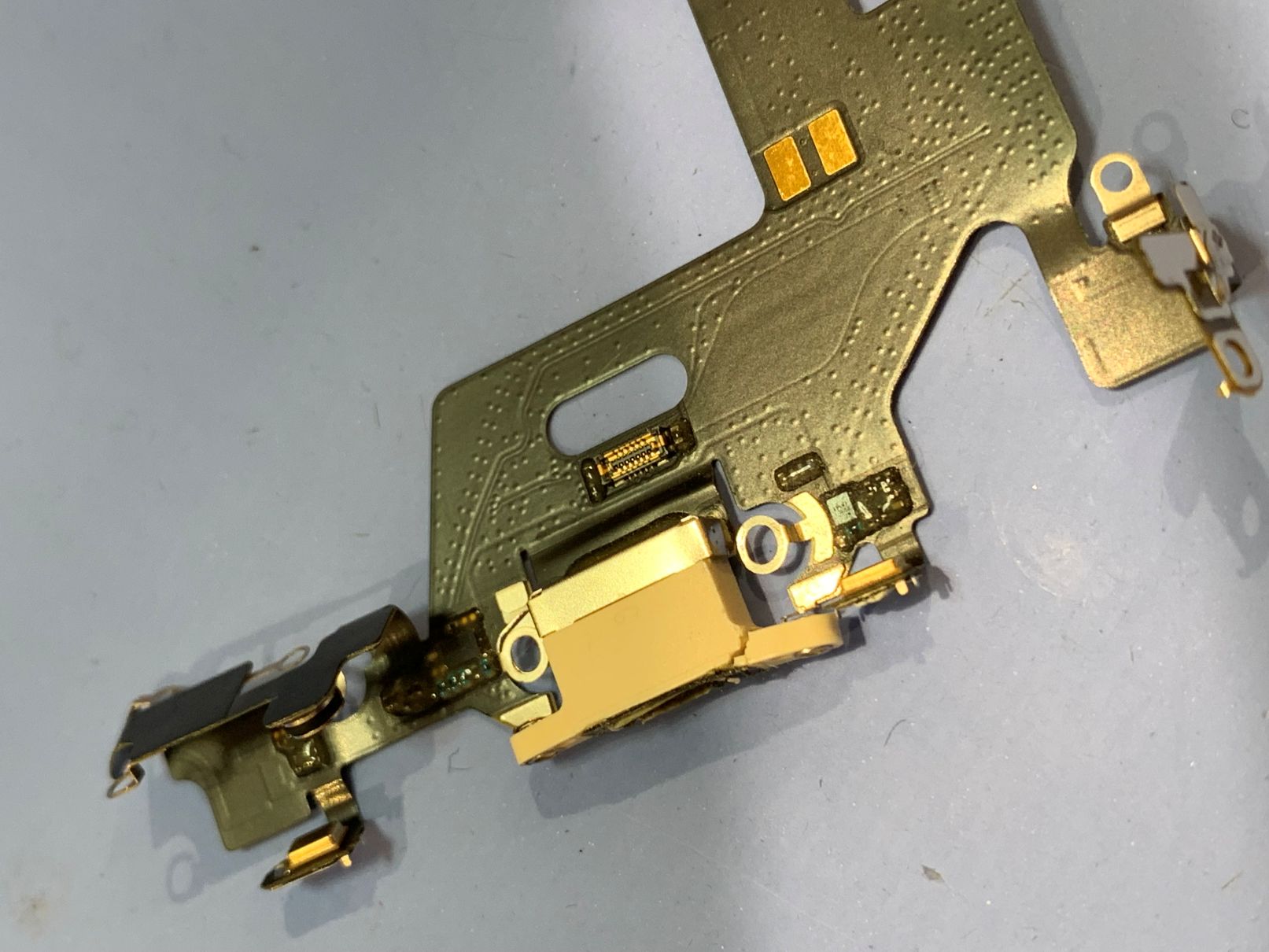 iPhone11充電コネクタ破損/葛飾区からご来店【スマホ修理工房フレスポ八潮店】