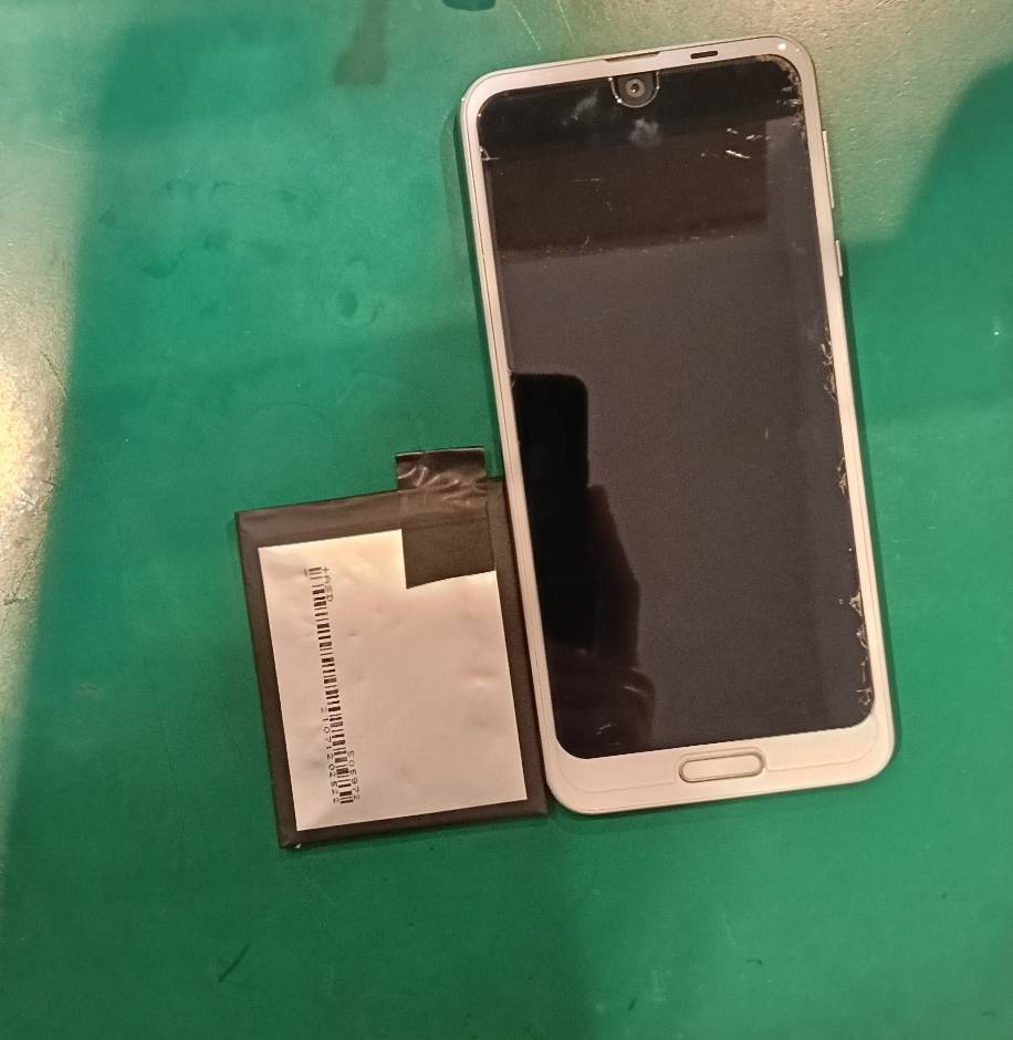 充電の減りが早い… AQUOS R2 バッテリー交換修理【スマホ修理工房ミーツ国分寺店】