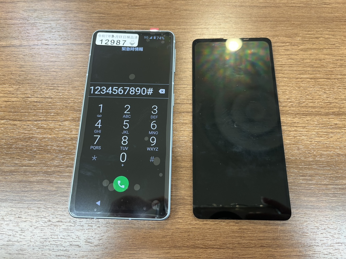 AQUOS sense7】画面真ん中に縦線が入った、、即日で対応しております