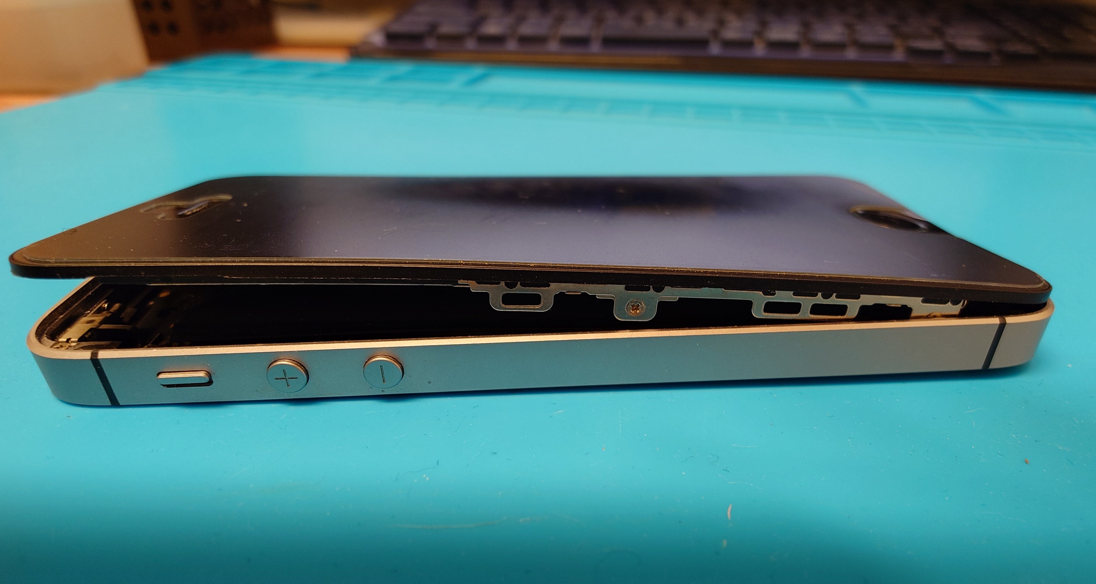 iPhoneSE初代(アイフォンエスイーしょだい)バッテリー膨張⁉超危険⚠【スマホ修理工房札幌店】