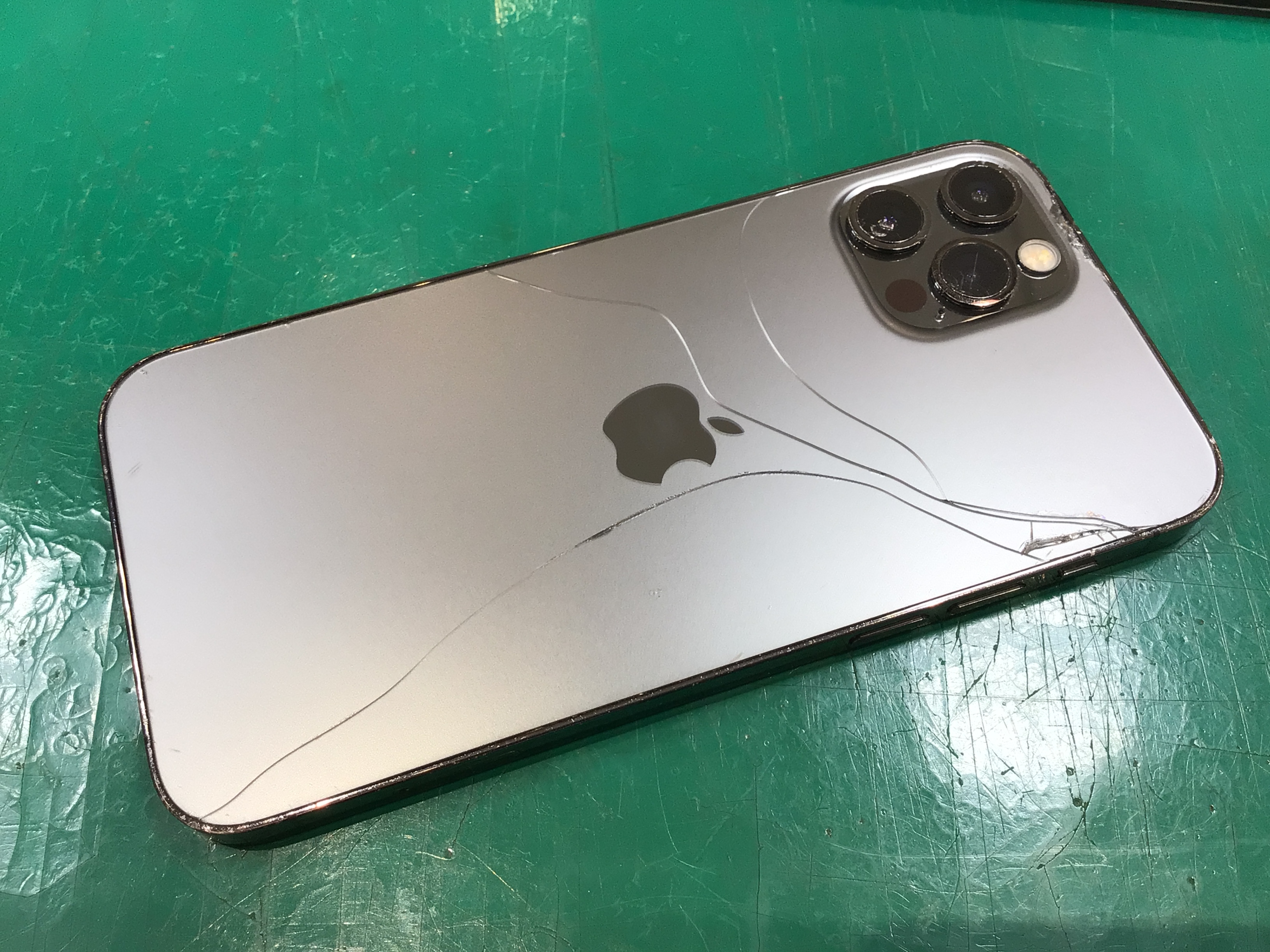 iPhone背面割れ修理ならデータそのまま即日修理可能なスマホ修理工房町田モディ店へ！