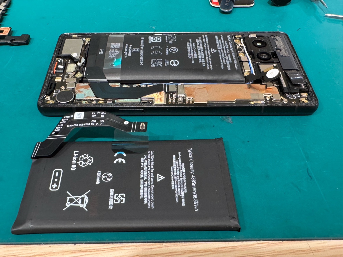 真夏は要注意！？Google Pixel7a（グーグルピクセル）バッテリー膨張修理を行いました！【スマホ修理工房新宿PePe店】