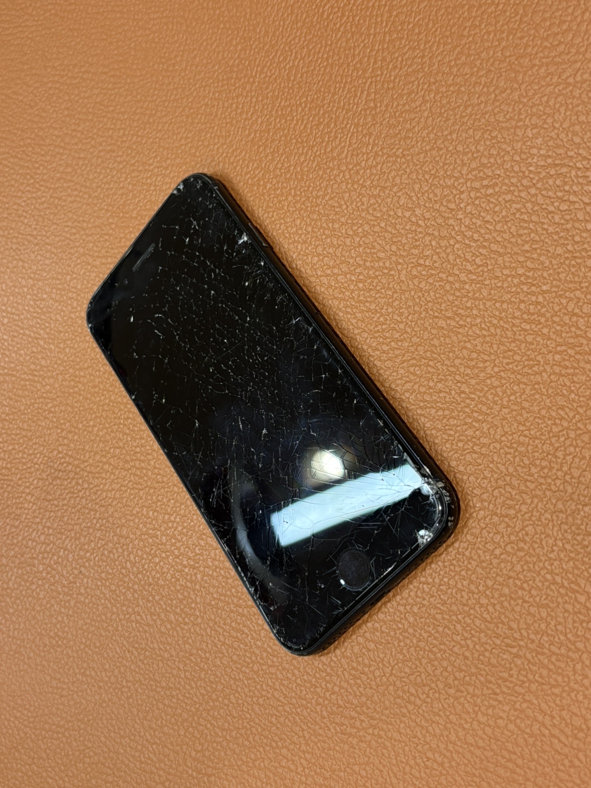画面が割れてしまったiPhoneSE３の画面交換承りました！！