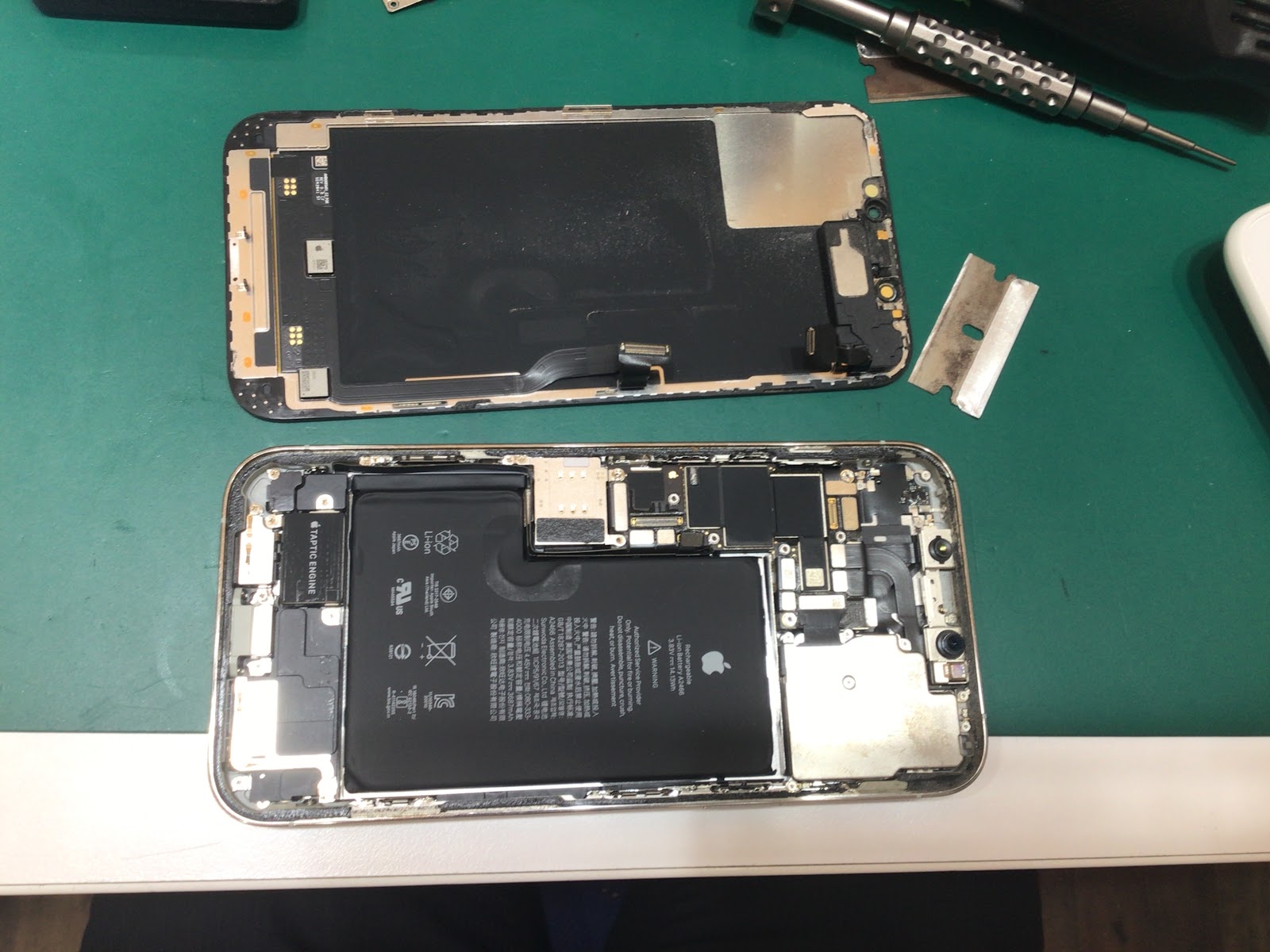 iPhone13 Pro Maxバッテリー修理　データをそのまま・最短即日修理のスマホ修理工房イーアス高尾店にご相談下さい！