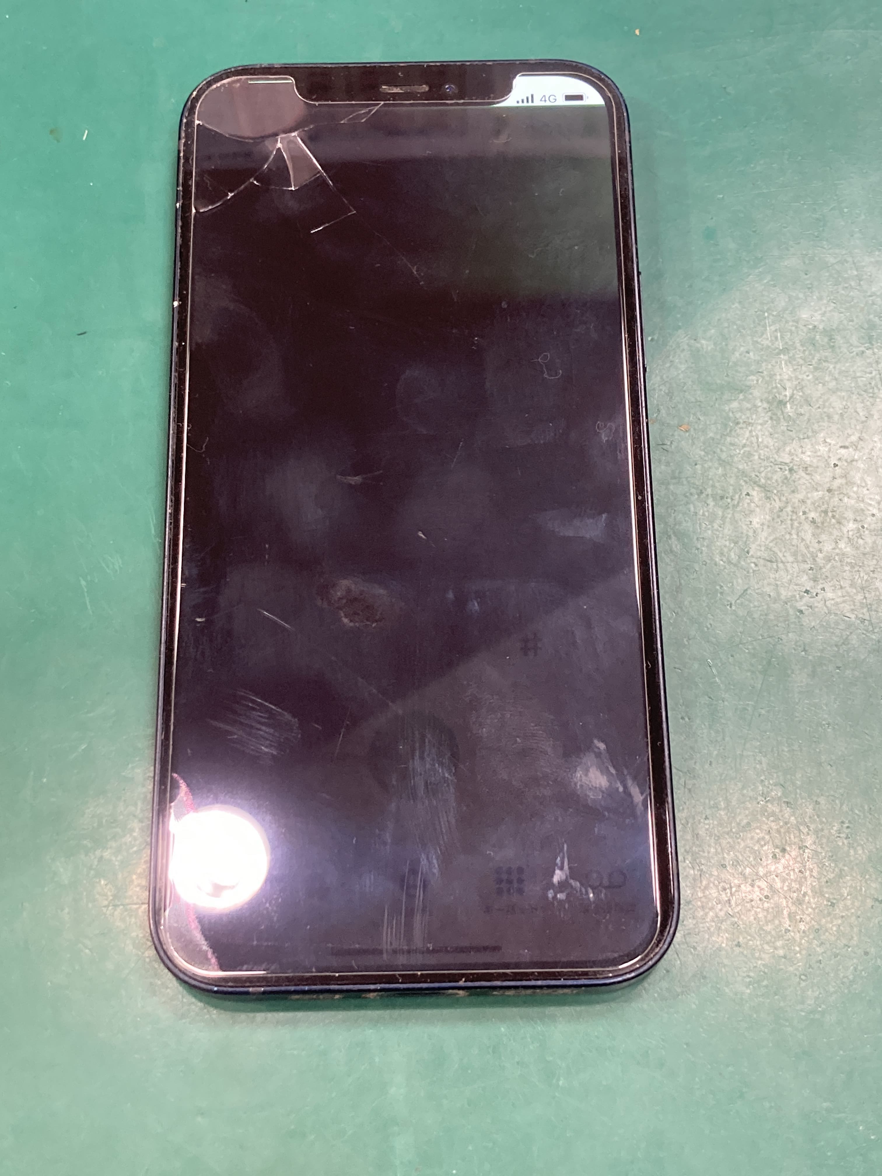 iPhone12 ポケットに端末を入れたままプールで遊んで液晶不良