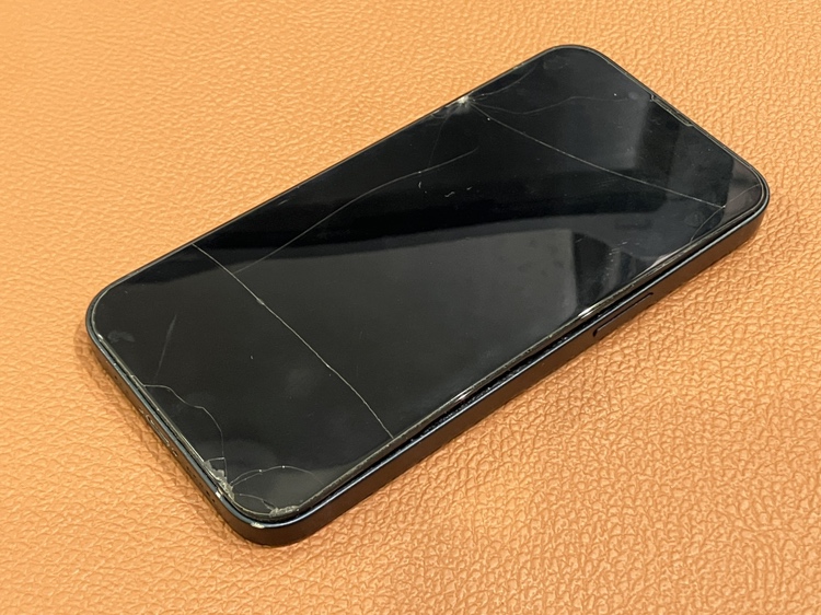 バッテリーが膨張してから電源がつかなくなったiPhone13（アイフォン）のバッテリー交換を行いました