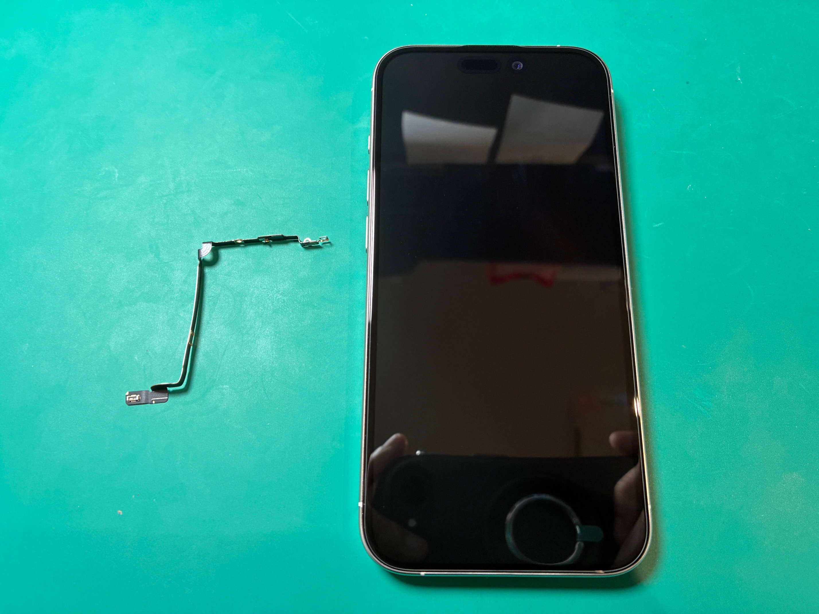 加古川からお越しのお客様よりiPhone15ProのNFCアンテナ交換をご依頼 