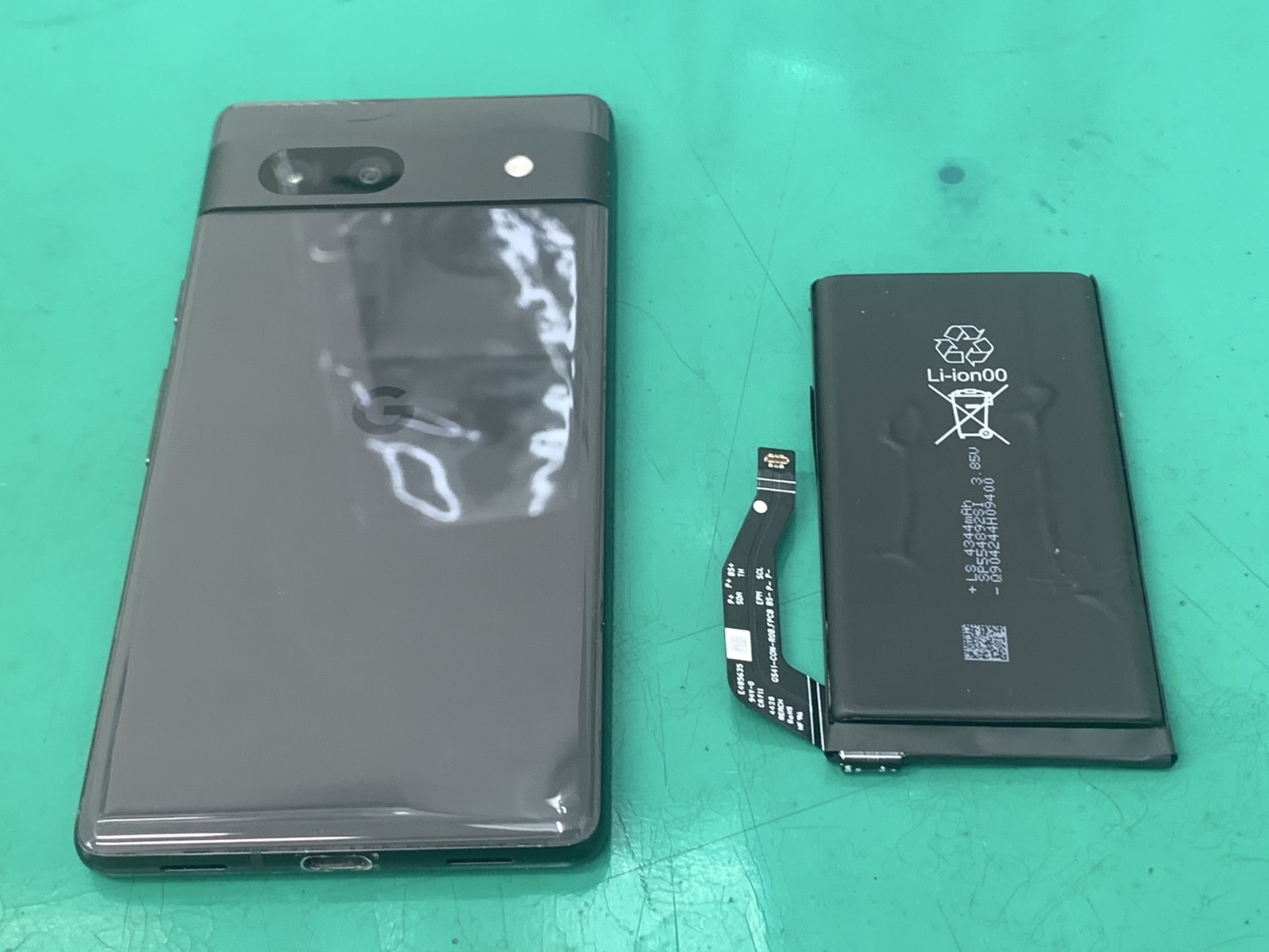 膨張し画面が大きく浮いてきたPixel7aバッテリー交換【スマホ修理工房荻窪タウンセブン店】