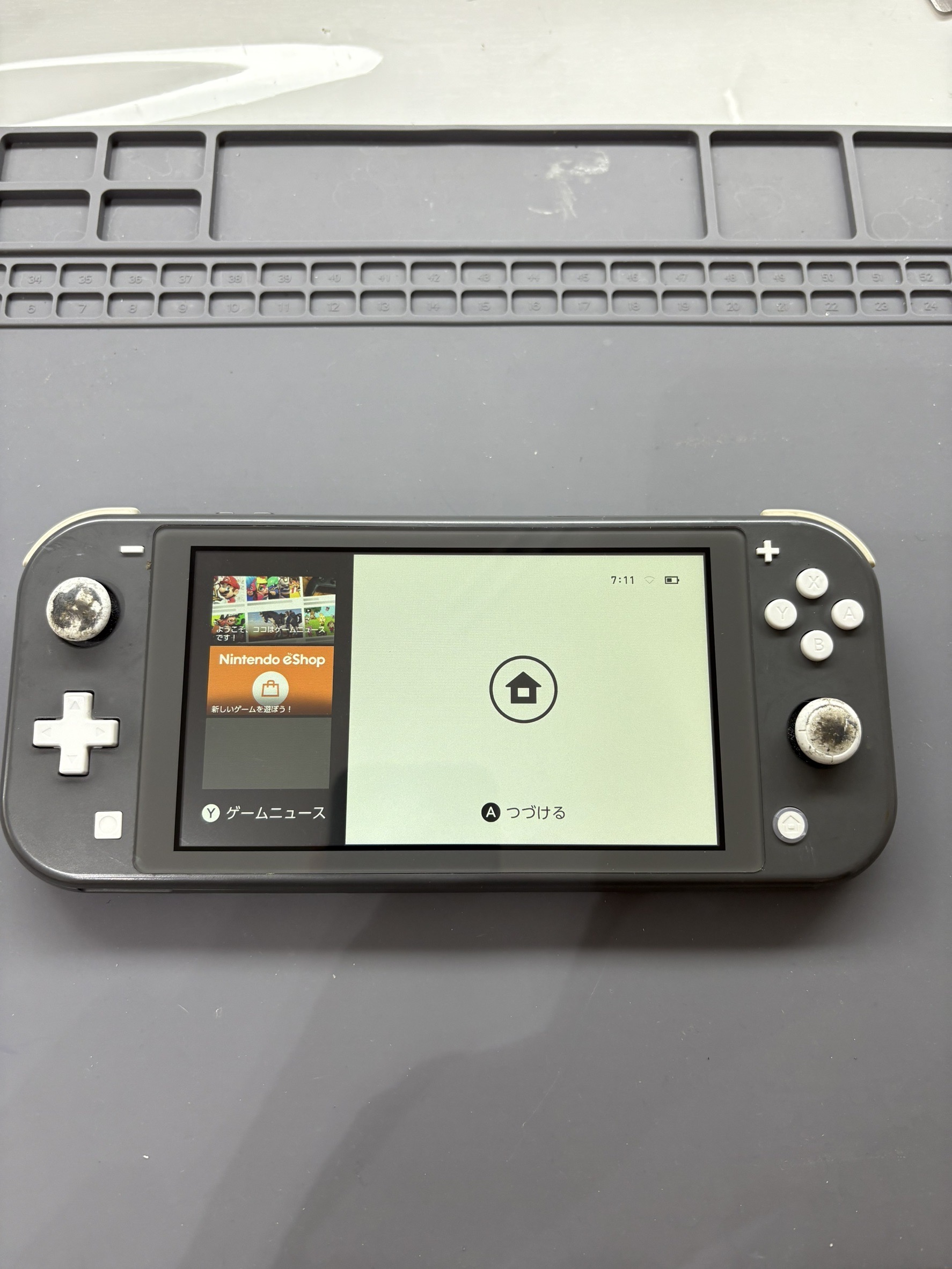 Switch Liteの液晶に線が！液晶交換で新品同様に復活！【スマホ修理工房大和店】