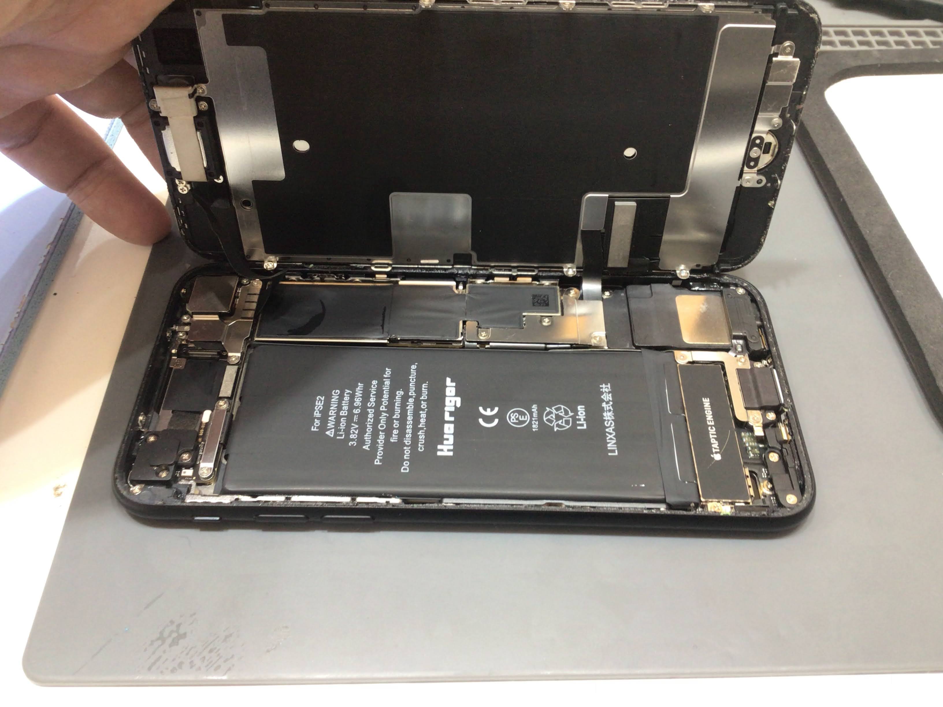 iPhoneSE2のバッテリー交換は、データそのまま・即日修理のスマホ修理工房イーアス高尾店へ！
