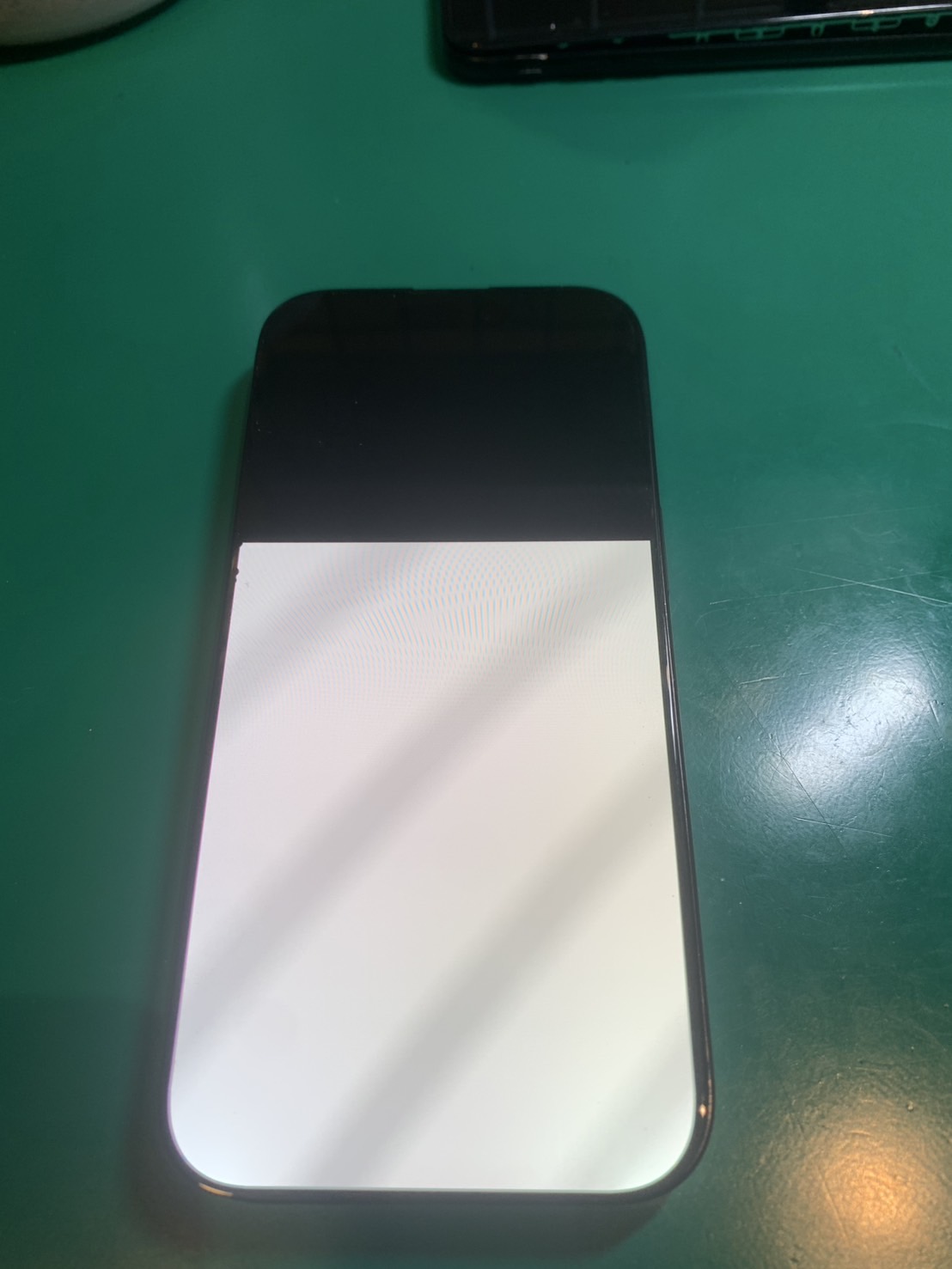 画面が半分しか映らなくなってしまったiPhone16Pro画面交換【スマホ修理工房荻窪タウンセブン店】