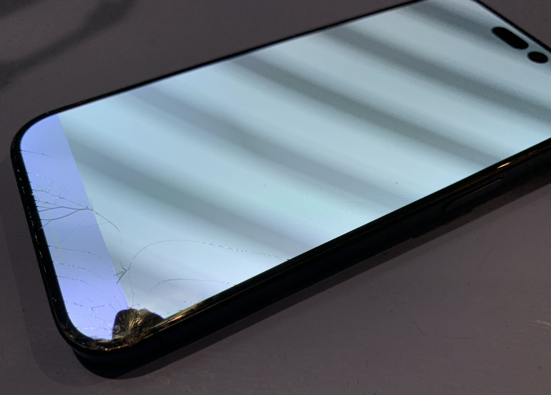 iPhone15Proディスプレイ破損/葛飾区からご来店【スマホ修理工房フレスポ八潮店】