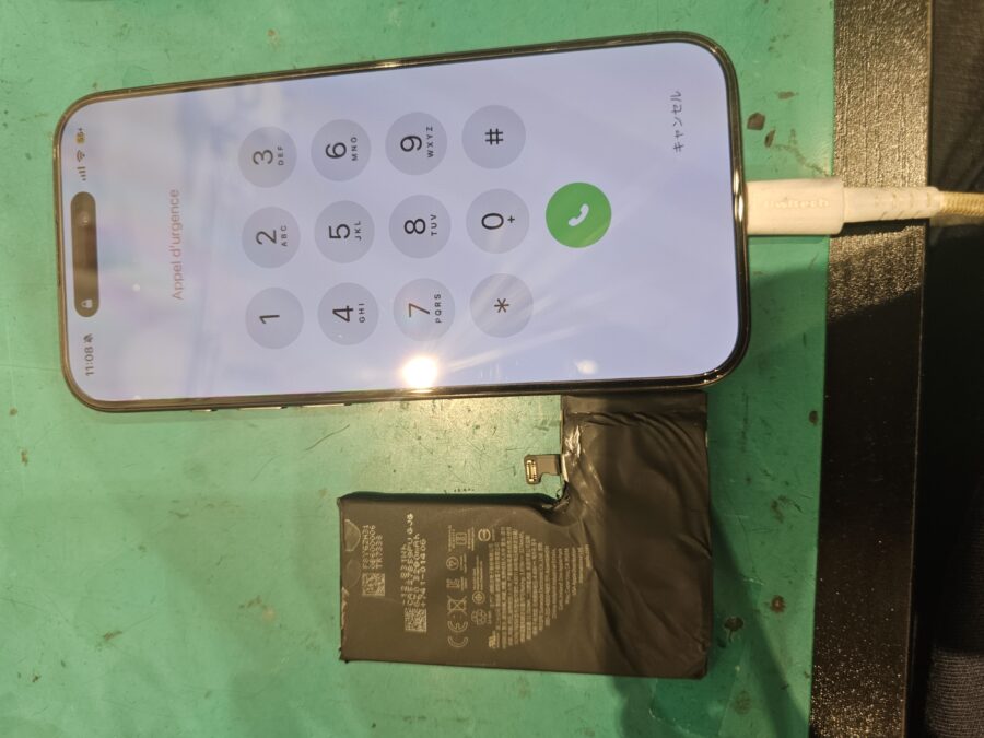 画面が浮いて電源が落ちるようになったiPhone15Pro(アイフォン、アイホン)の修理いたしました！【スマホ修理工房北千住