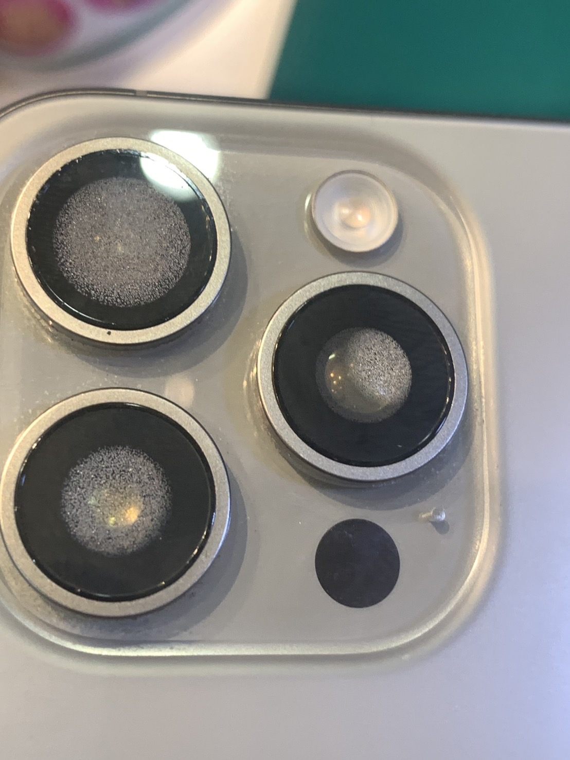 お風呂に浸けてしまいカメラに水滴が入ってしまった…iPhone15Proの水没洗浄作業【スマホ修理工房荻窪タウンセブン店】