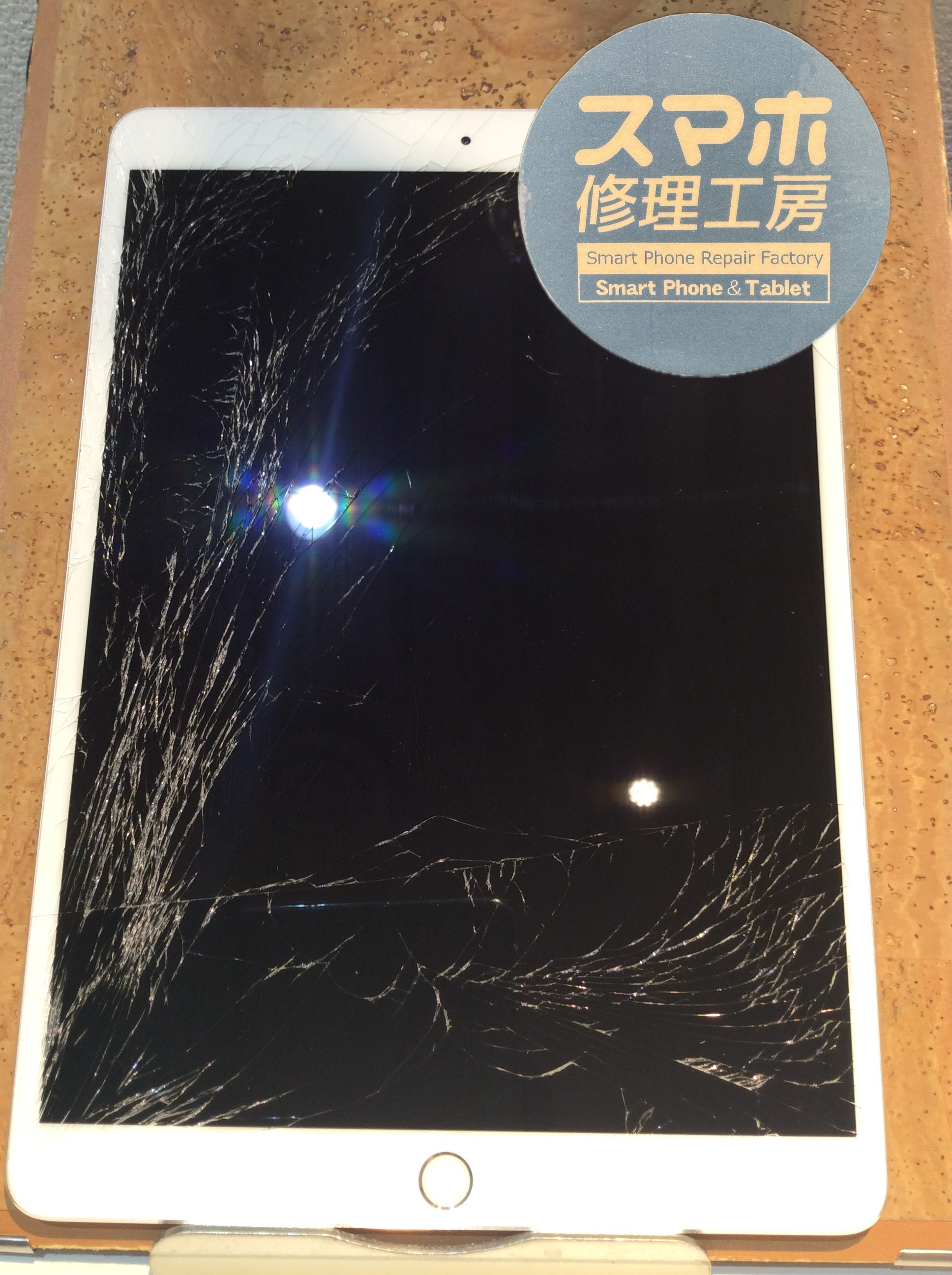 iPad第7世代(アイパッド7)画面がバキバキに…(ノД`)・゜・。そんなときはスマホ修理工房 広島パルコ新館店へ！