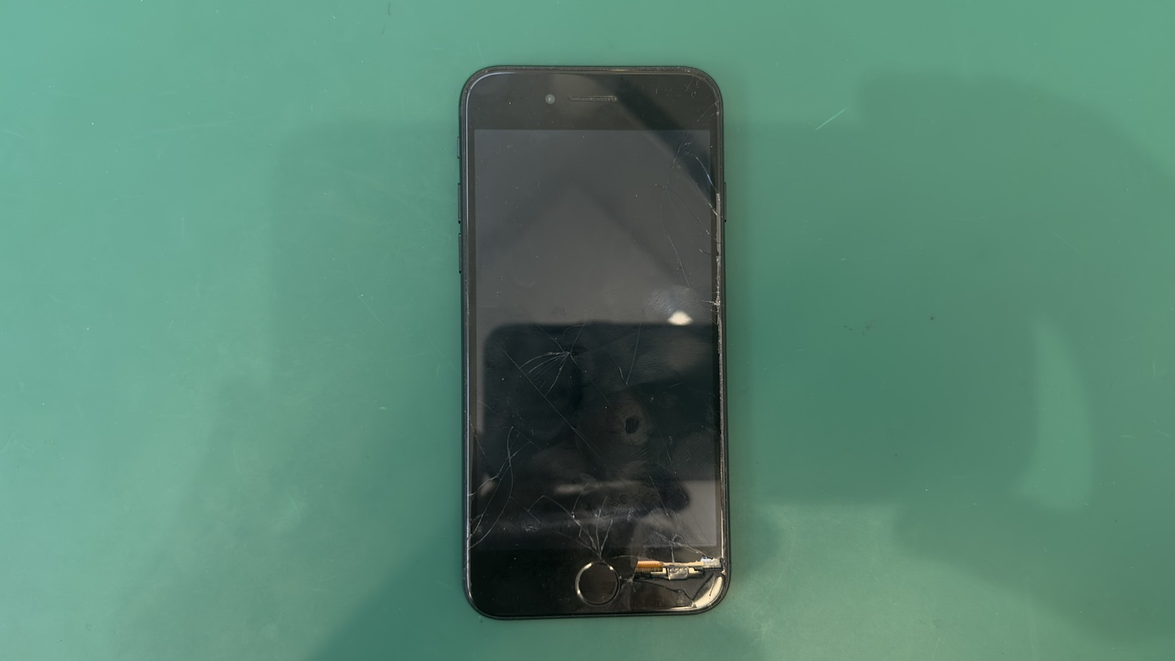 iPhone SE3(アイフォン SE3)ガラス割れによる画面交換【登戸・向ケ丘遊園店】